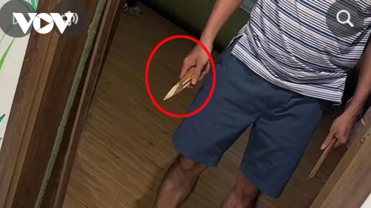 Cái cây đã bị gãy sau khi chủ nhà cầm đánh vào người thợ&nbsp;