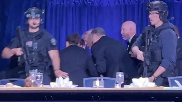 Mật vụ đưa Tổng thống Trump tới nơi an toàn. Ảnh: BBC