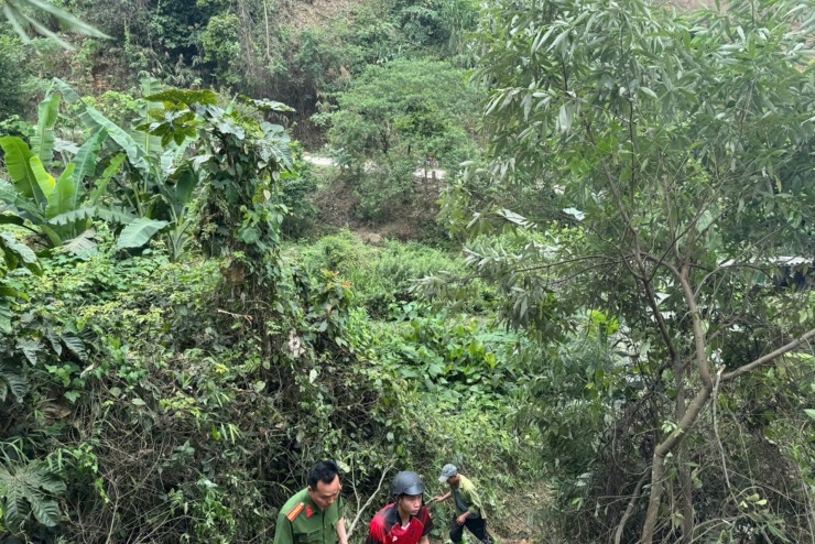 Khi đến khu vực trên, do đoạn đường đèo dốc quanh co, mặt đường hẹp khoảng 2,5m, lái xe không quen địa hình nên không làm chủ được tay lái, phương tiện lao xuống taluy âm sâu khoảng 100m.