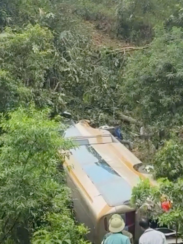 Vụ tai nạn khiến một người tử vong tại hiện trường, 6 người bị thương được đưa đi cấp cứu tại Bệnh viện Đa khoa Mai Châu, tỉnh Phú Thọ.