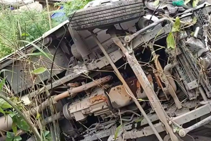 Tại hiện trường vụ tai nạn, chiếc xe ô tô khách bị hư hỏng nặng.