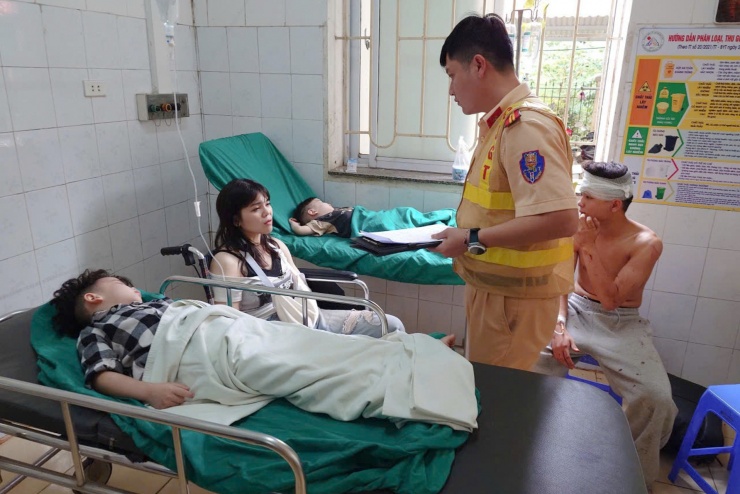 Cán bộ Phòng CSGT Công an tỉnh Sơn La hỏi thăm tình hình sức khỏe của những người bị thương