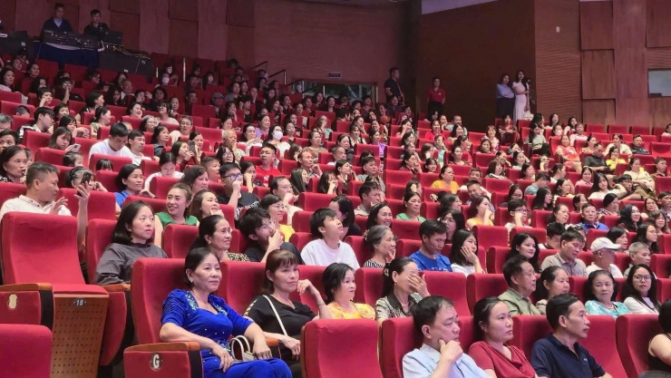 Tuần phim kéo dài từ ngày 25/4 đến 3/5, nhận được sự quan tâm và thu hút rất nhiều khán giả trong và ngoài tỉnh. (Ảnh: QN)