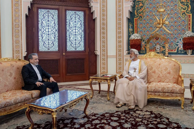 Quốc vương Oman Haitham bin Tariq gặp Bộ trưởng Ngoại giao Iran Abbas Araghchi để thảo luận về những diễn biến khu vực ở Oman hôm 26-4. Ảnh: Bộ Ngoại giao Iran