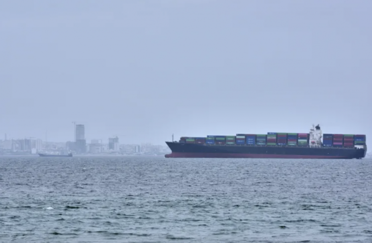 Một tàu container ở eo biển Hormuz ngoài khơi đảo Qeshm - Iran. Ảnh: AP