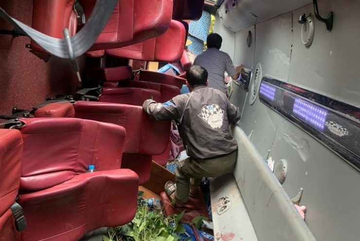 Xe khách rơi xuống vực ở Sơn La: Nhân chứng kể phút giây phá cửa, chạy đua cứu người