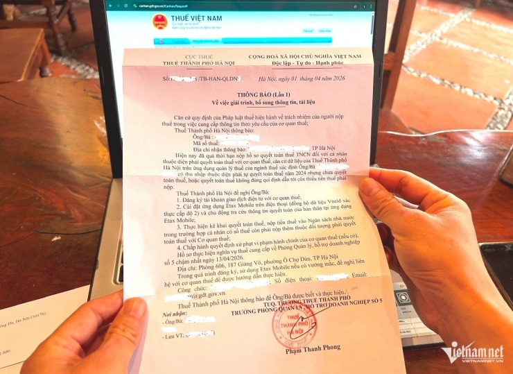 Anh T. nhận được thông báo của Thuế TP Hà Nội về việc giải trình, bổ sung thông tin, tài liệu liên quan đến quyết toán thuế TNCN năm 2024. Ảnh: Nguyễn Lê