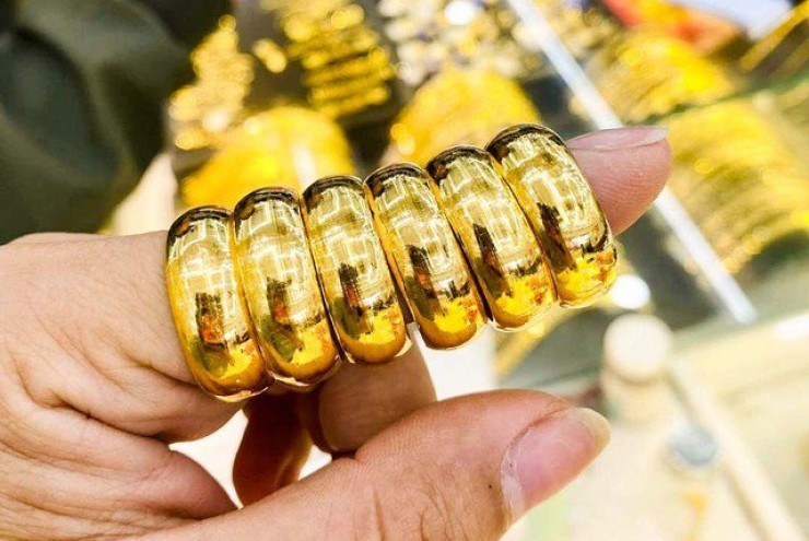 Chốt giá vàng hôm nay ngày 26/4 giảm rất mạnh, người mua lỗ cực đậm