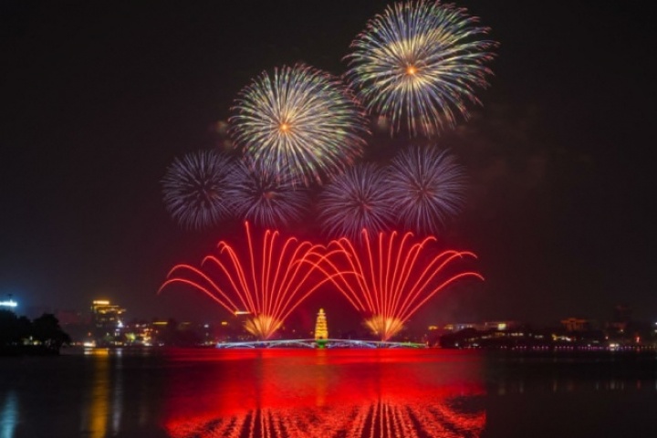 Pháo hoa thắp sáng bầu trời Việt Trì trước ngày Giỗ Tổ