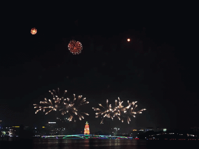 Biển người xem pháo hoa dịp giỗ Tổ Hùng Vương