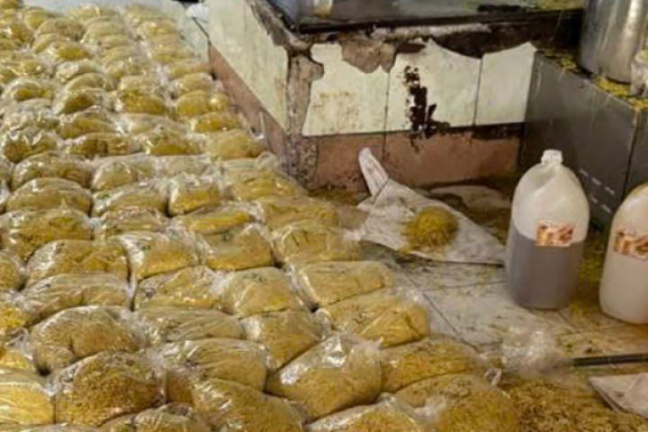 Hai vợ chồng trộn thủy tinh lỏng vào mì tươi, tuồn ra thị trường 2.800 tấn