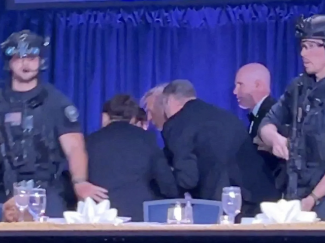 Video: Khoảnh khắc nổ súng, ông Trump được đặc vụ hộ tống ra ngoài