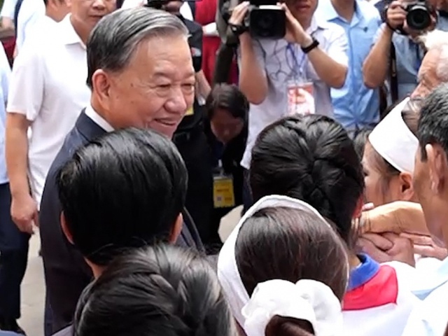 Tổng Bí thư, Chủ tịch nước Tô Lâm thăm hỏi người dân tại Đền Hùng