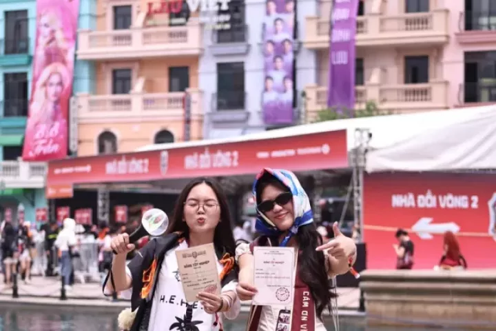 Gai Home Concert: Diện "đồ quẩy" đội mũ cử nhân, Gai Con mang gì đến "lễ tốt nghiệp"?