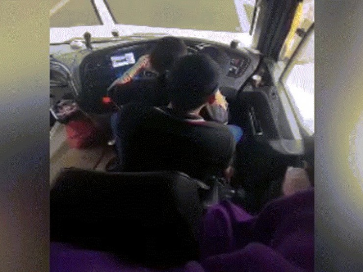 Tài xế xe buýt bị sa thải vì để bạn gái ngồi trên đùi khi đang chở khách