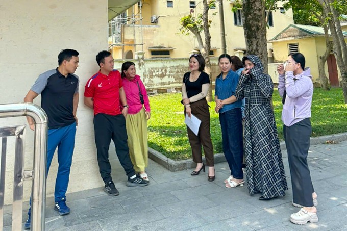 Giáo viên, nhân viên hợp đồng đến trụ sở tiếp dân của tỉnh Nghệ An đăng ký gặp Chủ tịch để trình bày nguyện vọng, sáng 22/4. Ảnh: Hùng Lê