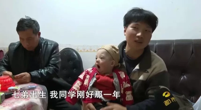 Sun Pan, 20 tuổi bế em thứ 6. Ảnh: UDN