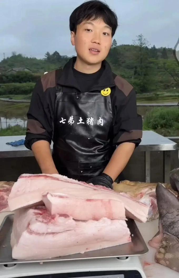 Sun Pan, 20 tuổi, ở Thiệu Dương, tỉnh Hồ Nam bán thịt lợn từ 2023. Ảnh: UDN