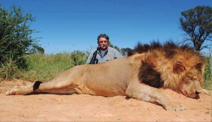 Ông Dosio bên cạnh con sư tử bị bắn trong một chuyến săn. Ảnh: GBNews