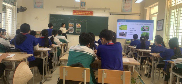 Tiền lương và các khoản đóng theo lương của giáo viên dạy liên trường vẫn do đơn vị quản lý chính chi trả để đảm bảo tính thống nhất.