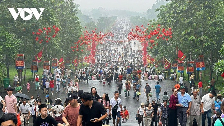 Người dân hành hương về Lễ hội Đền Hùng và Tuần Văn hóa - Du lịch Đất Tổ. (Ảnh: VOV)