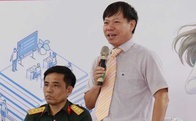 TS Nguyễn Trung Nhân tư vấn cho học sinh, tháng 3. Ảnh: Nguyệt Minh