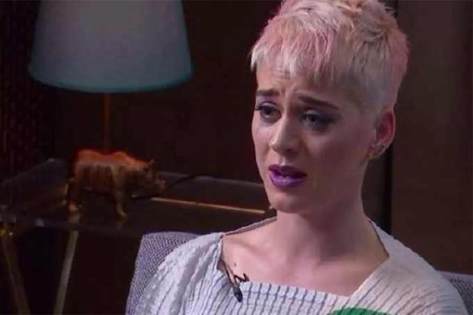 Katy Perry khóc chia sẻ về những góc tối trong cuộc trò chuyện năm 2017.
