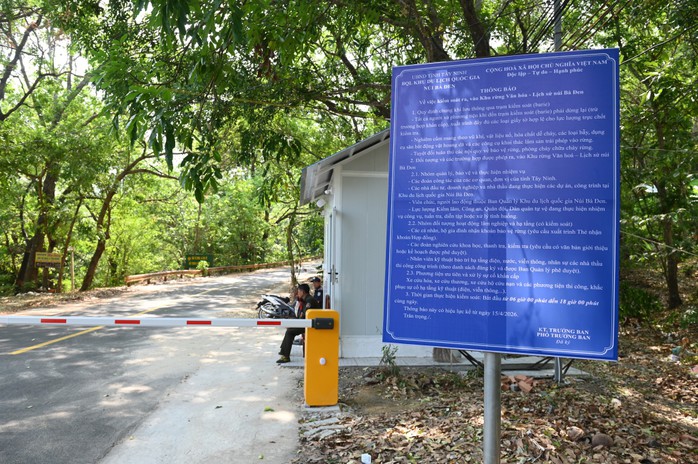 Lực lượng trực chốt kiểm tra giấy tờ, ghi nhận thông tin người ra vào Khu rừng Văn hóa - Lịch sử núi Bà Đen.