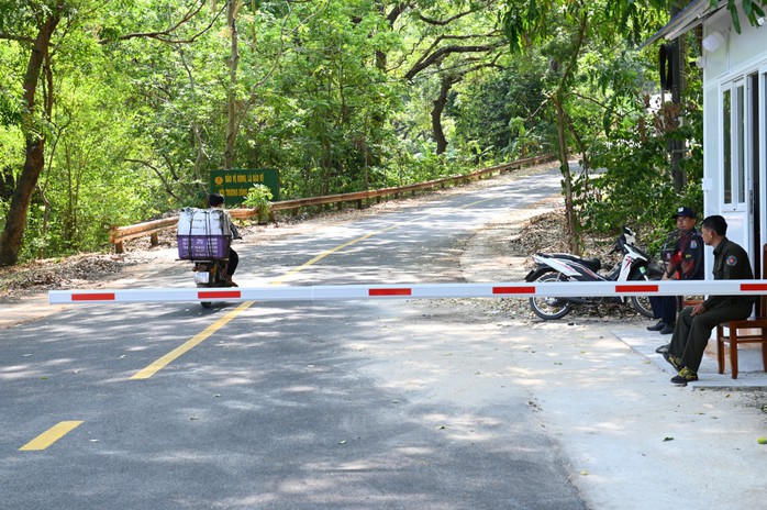 Barie được lắp tại đường vào Ma Thiên Lãnh để kiểm soát người và phương tiện vào rừng.