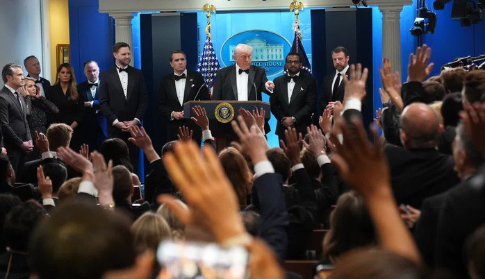 Ông Donald Trump họp báo sau vụ nổ súng tại tiệc dành cho phóng viên Nhà Trắng tối 25-4. Ảnh: AP