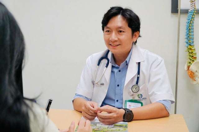 Ths.BS Đoàn Dư Mạnh, Thành viên Hội Bệnh Mạch máu Việt Nam đang tư vấn cho bệnh nhân. Ảnh: BSCC