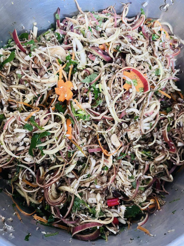 Hoa chuối sau khi trộn nên để tầm 10 - 15 phút cho ngấm gia vị. Ảnh Lan Anh