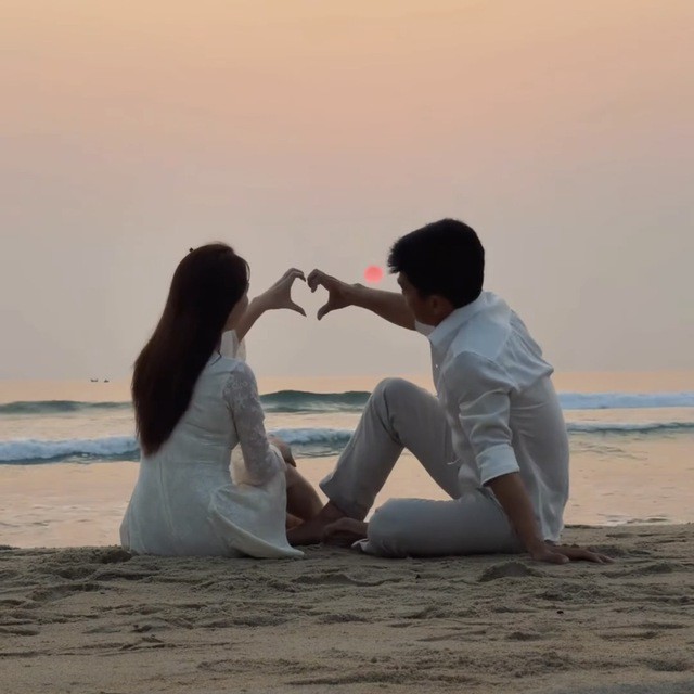 Hòa Minzy khoe khoảnh khắc lãng mạn sau bao ngày "lỡ hẹn" đi chơi bên chồng quân nhân (ảnh FBNV).