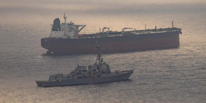 Tàu khu trục mang tên lửa USS Rafael Peralta (DDG 115) thực thi lệnh phong tỏa của Mỹ đối với các cảng của Iran, ngăn chặn một con tàu treo cờ Iran đang cố gắng cập cảng nước này vào ngày 24-4. Ảnh: CENTCOM