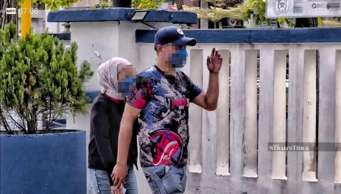 Tài xế và bạn gái đến cơ quan chức năng. Ảnh: NST