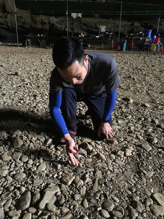 Đoàn chuyên gia phát hiện những chiếc rìu đá trong một lần khảo sát