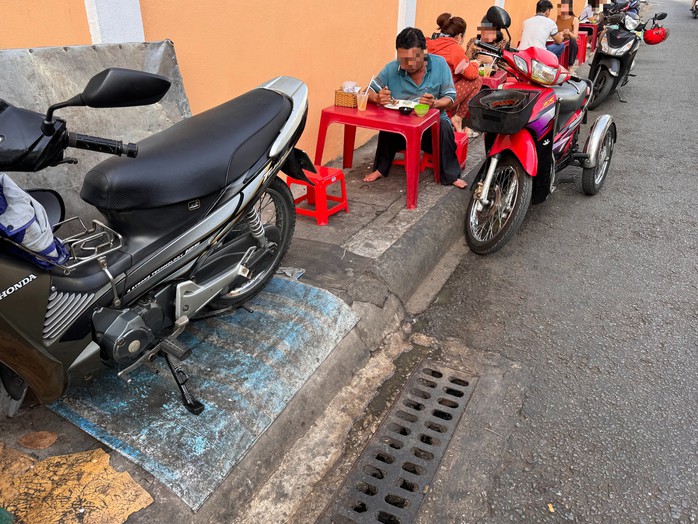 Ăn uống ngay cống thoát nước