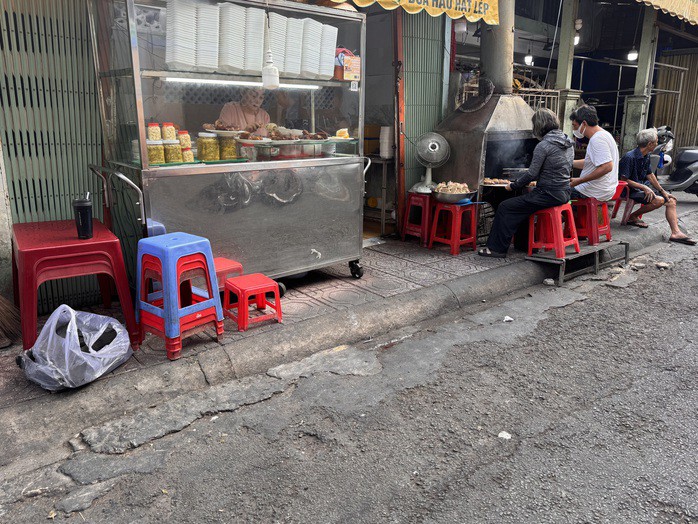 Người bán thức ăn thường xuyên không đeo bao tay