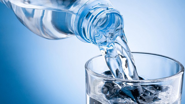 Người bị sỏi thận nên uống khoảng 300ml nước ngay khi thức dậy lúc sáng sớm khi dạ dày còn trống.
