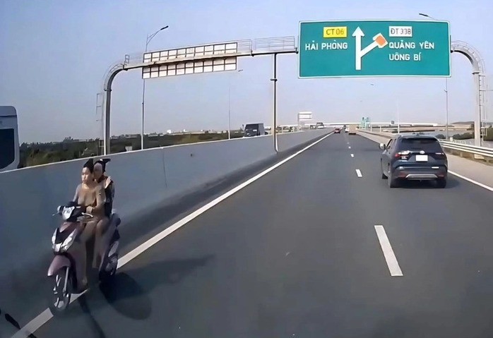Bất chấp nguy hiểm, 2 cô gái đèo nhau trên xe máy chạy vào làn sát dải phân cách giữa, nơi tốc độ tối đa cho phép lên tới 100 km/giờ