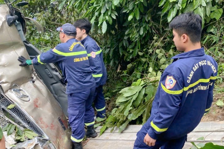 Phòng Cảnh sát PCCC và CNCH Công an tỉnh Sơn La tổ chức phương án cứu nạn người bị tai nạn. (Ảnh: C.T.)