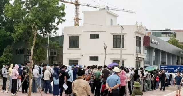 Tái diễn cảnh xếp hàng nộp hồ sơ mua NƠXH tại Hà Nội