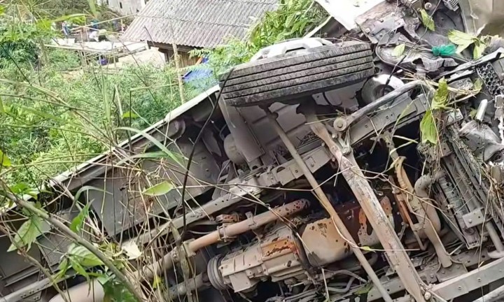 Xe khách mang biển số Hà Nội bị lật nghiêng, hư hỏng nặng sau tai nạn. (Ảnh: C.T.)