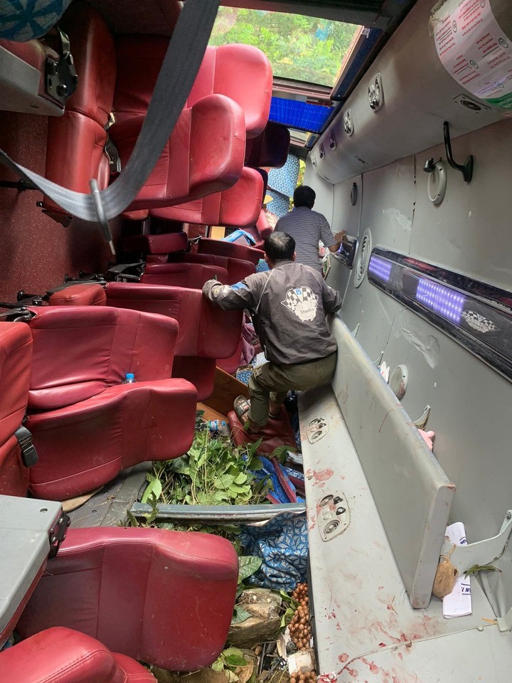 Ô tô khách bị hư hỏng nặng sau cú rơi từ độ cao 100m.