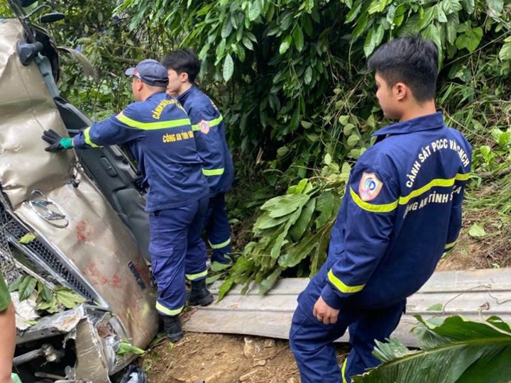 Người dân cùng lực lượng chức năng tìm kiếm, đưa nạn nhân ra khỏi khu vực nguy hiểm, đồng thời hỗ trợ đưa người bị thương đi cấp cứu. (Ảnh: C.T.)