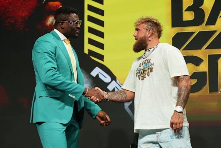 Francis Ngannou và Jake Paul