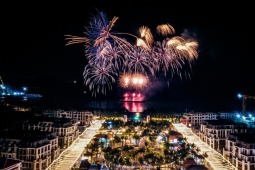 Cát Bà đón dòng khách lớn đêm khai trương VUI-Fest, vịnh trung tâm bùng nổ không khí lễ hội