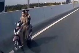 Hai cô gái không đội mũ bảo hiểm phóng xe máy ngược chiều trên làn cao tốc 100 km/giờ