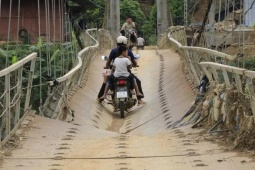 Kinh hãi cảnh người dân liều mình đi lại trên cầu treo vẹo vọ ở Lào Cai