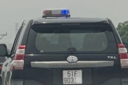 Cục CSGT xác minh ô tô biển trắng gắn còi hú, đèn xoay phóng như bay trên cao tốc